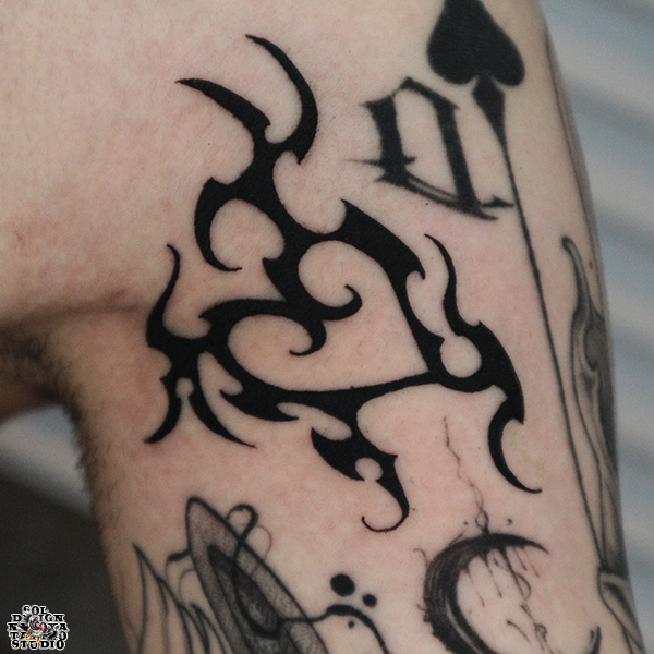 大須　タトゥースタジオ　トライバル