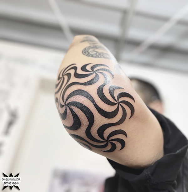 大須　タトゥー　トライバル